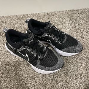 Women’s Nike shoes, 8.5, brand new, never worn